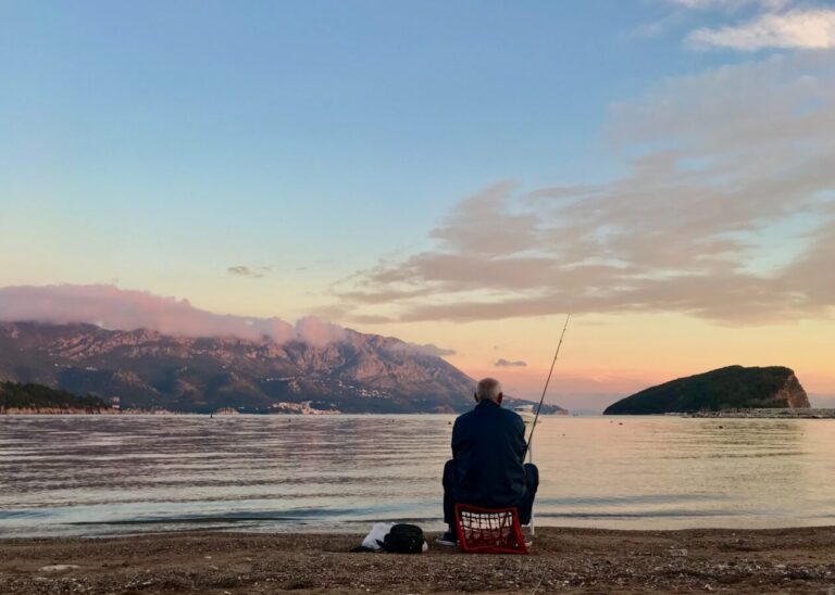 おじいさんが魚釣りをしている