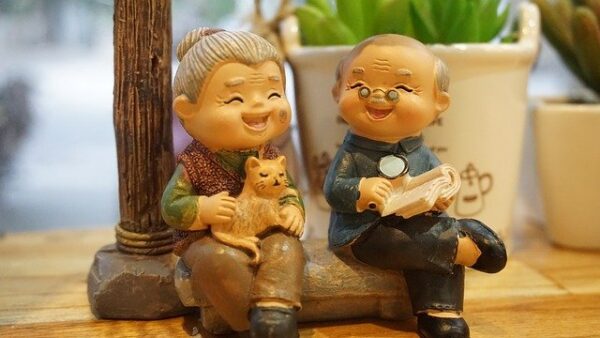 老夫婦の陶器人形