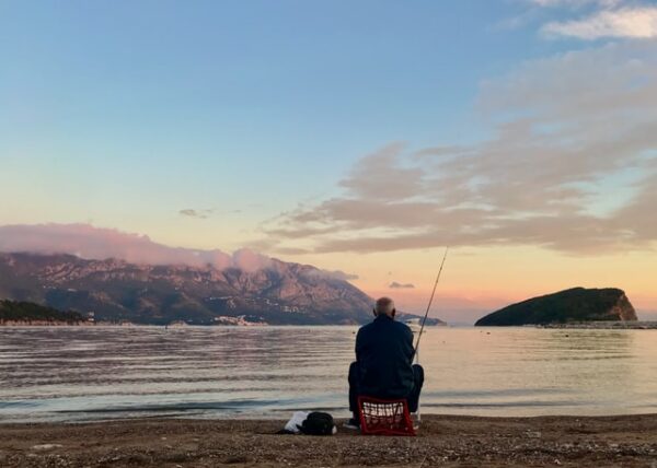 魚釣りをしているおじいさん
