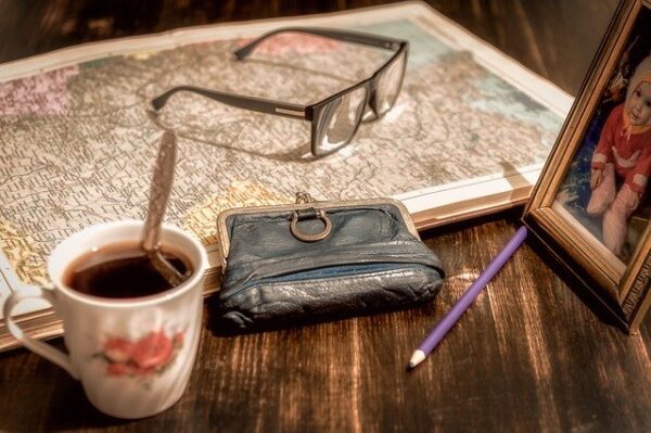 古い財布とコーヒー
