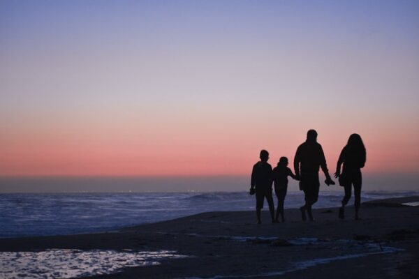 家族と海、夕日